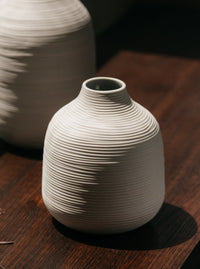 Vase blanc à texture rayée, petit format